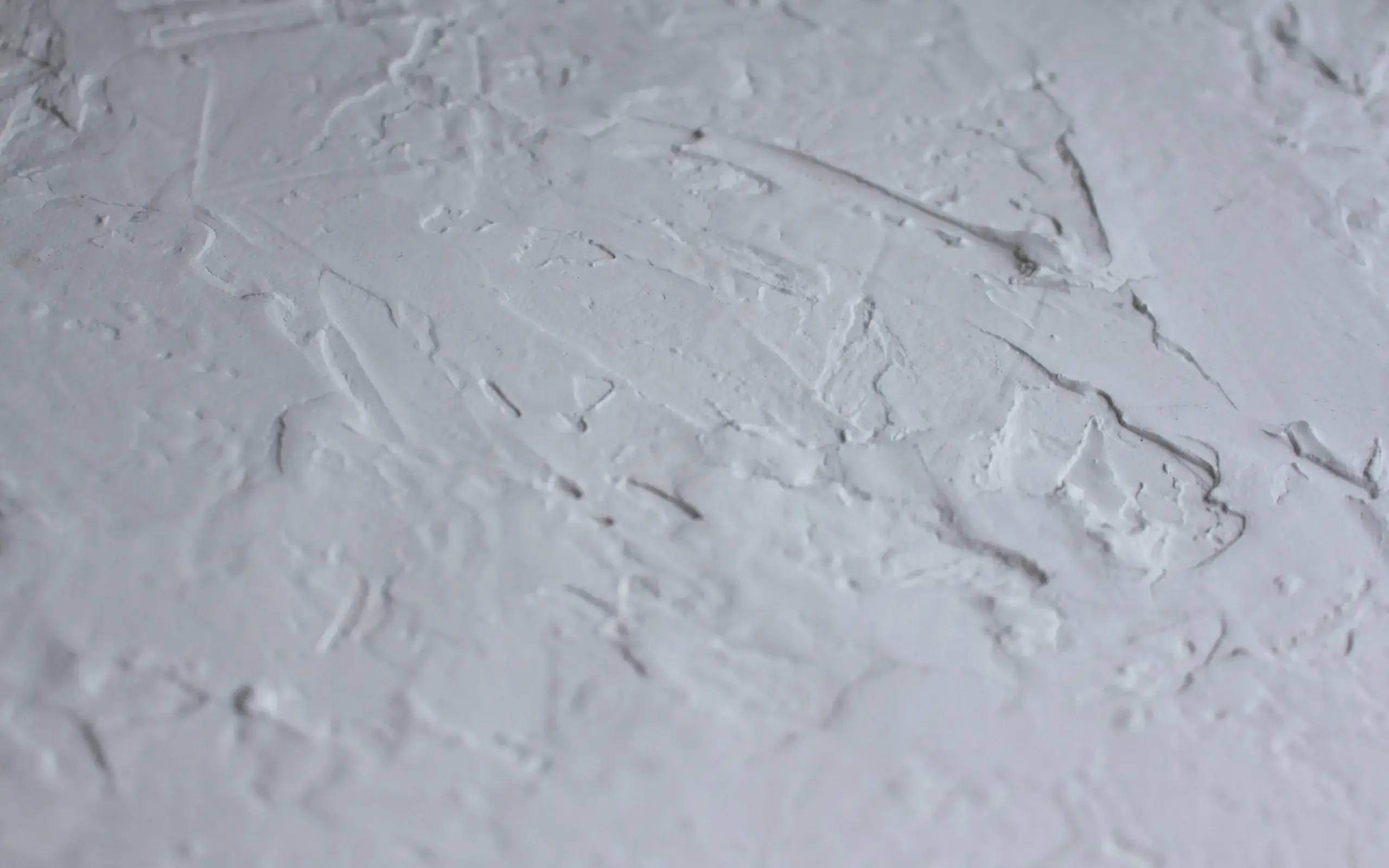 Mur intérieur fraîchement enduit à la taloche
